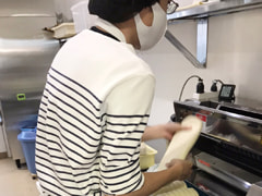 うどん店での調理補助